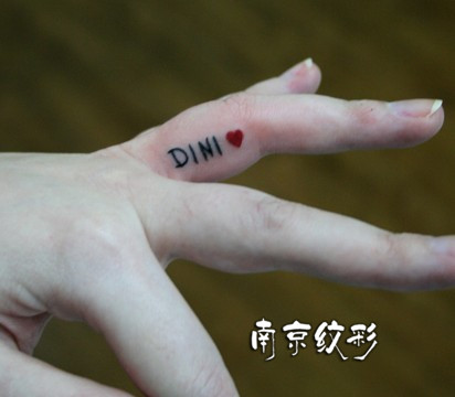 手指纹身图案,为什么一定要非常谨慎选择?