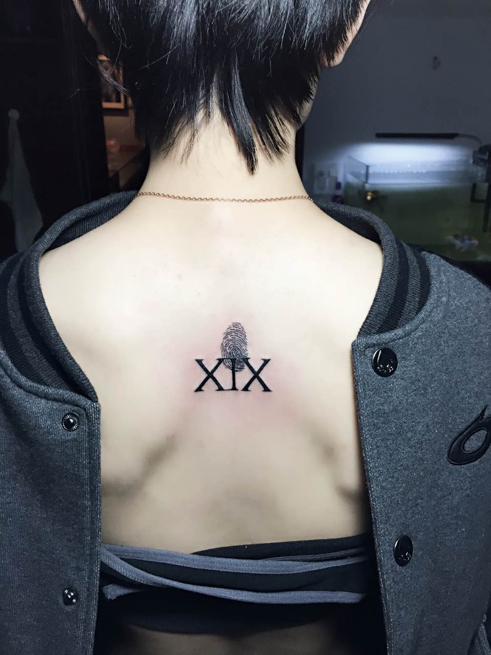 南京纹身,皮肤超好的南京妹子的字母指纹纹身图案