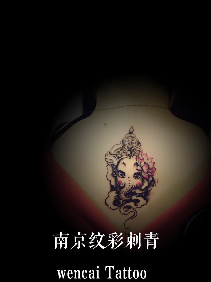 南京珠光宝气的朱女士后背可爱象神纹身图案