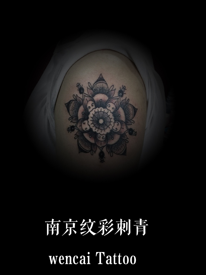 南京活泼可爱的美女何小姐大臂点刺抽象莲花纹身