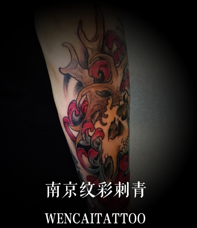 时尚阳光的刘先生小臂彩色抽象纹身
