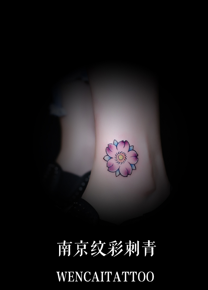 可爱的小艾小姐脚踝精致小花纹身