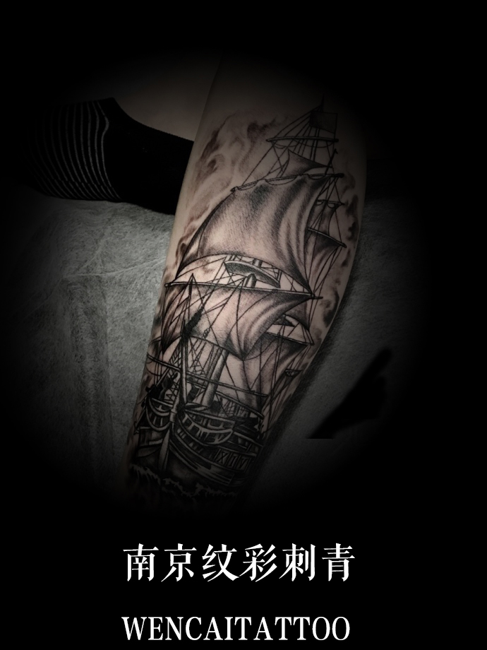 南京阳光帅气的谈先生小腿帆船纹身