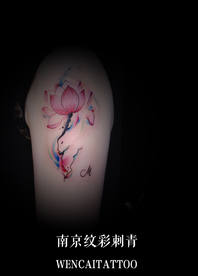 南京的叶小姐大臂莲花纹身图案