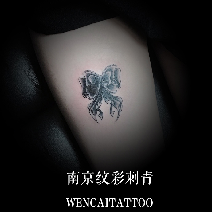 秦小姐雪白的大腿上黑色蝴蝶结纹身