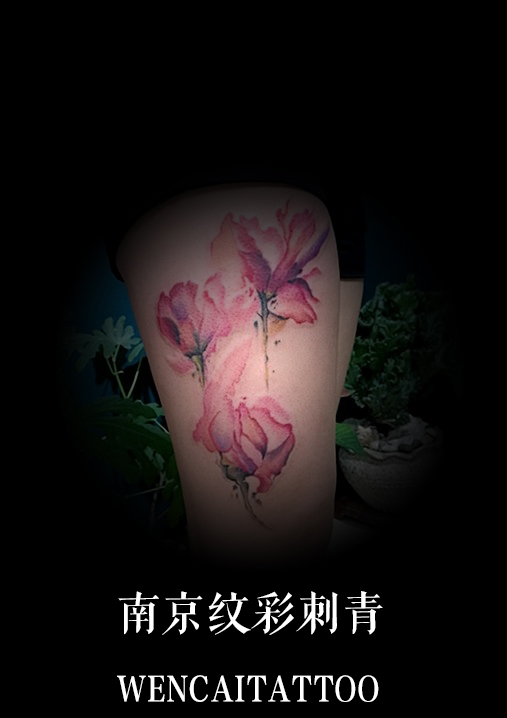 性感的王小姐大腿水彩风格花朵纹身