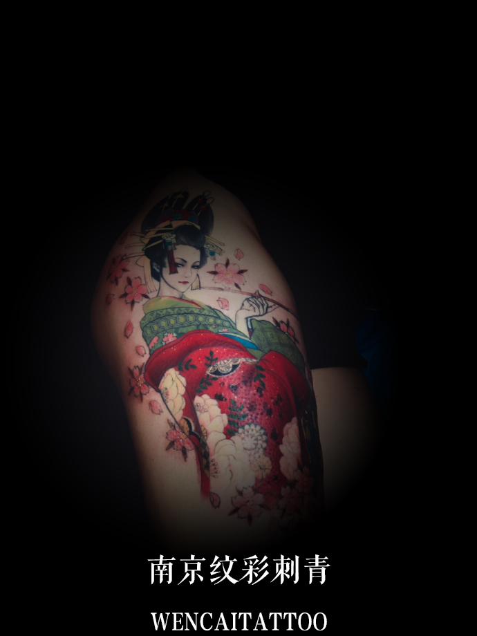 龙小姐的大腿外侧艺伎纹身图案