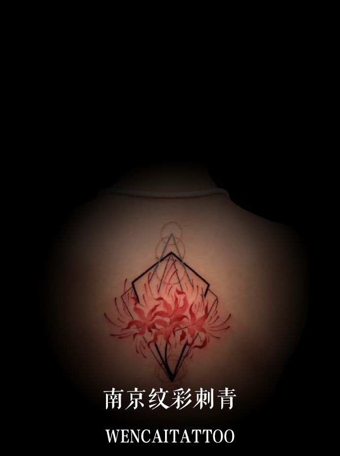 路小姐的后背彼岸花纹身图案