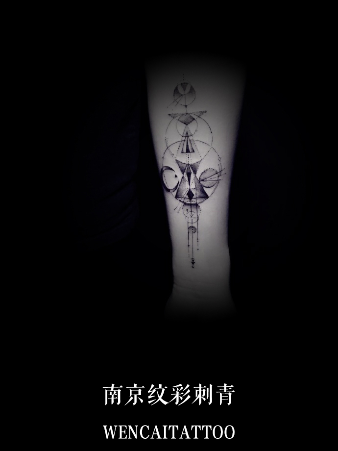 南京房小姐的小臂几何纹身图案