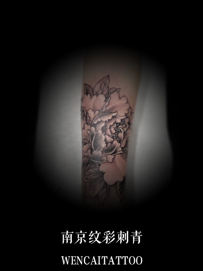 章小姐小臂优雅牡丹花纹身图案