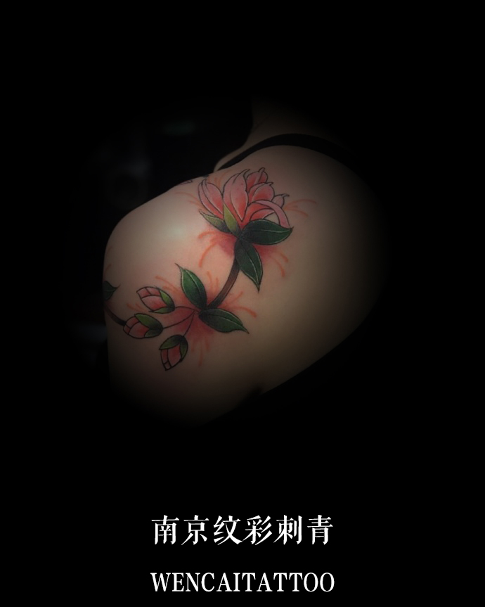 南京成熟妩媚的卞小姐肩部小花纹身图案