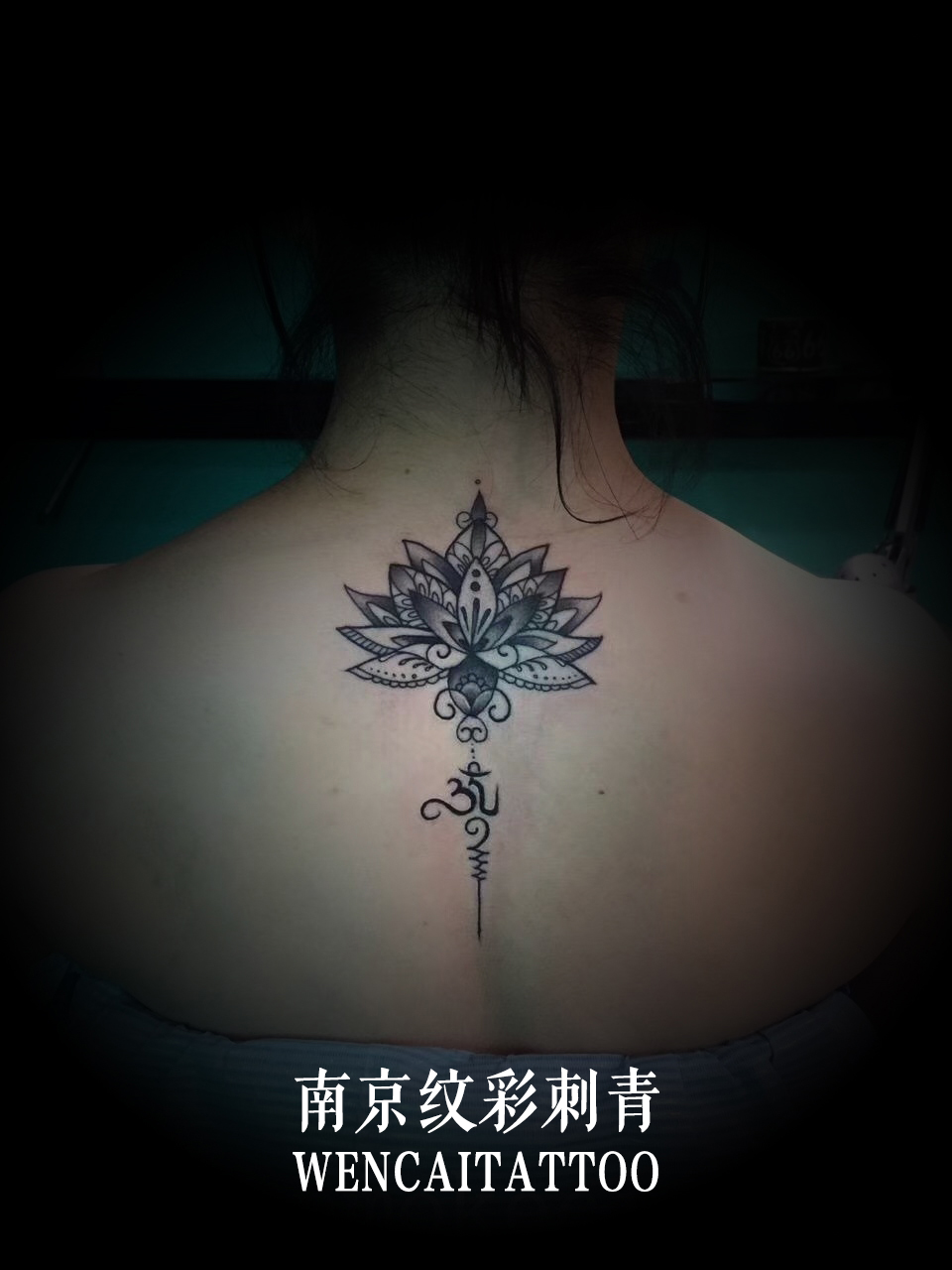 南京的戚小姐后背的点刺莲花梵文纹身图案