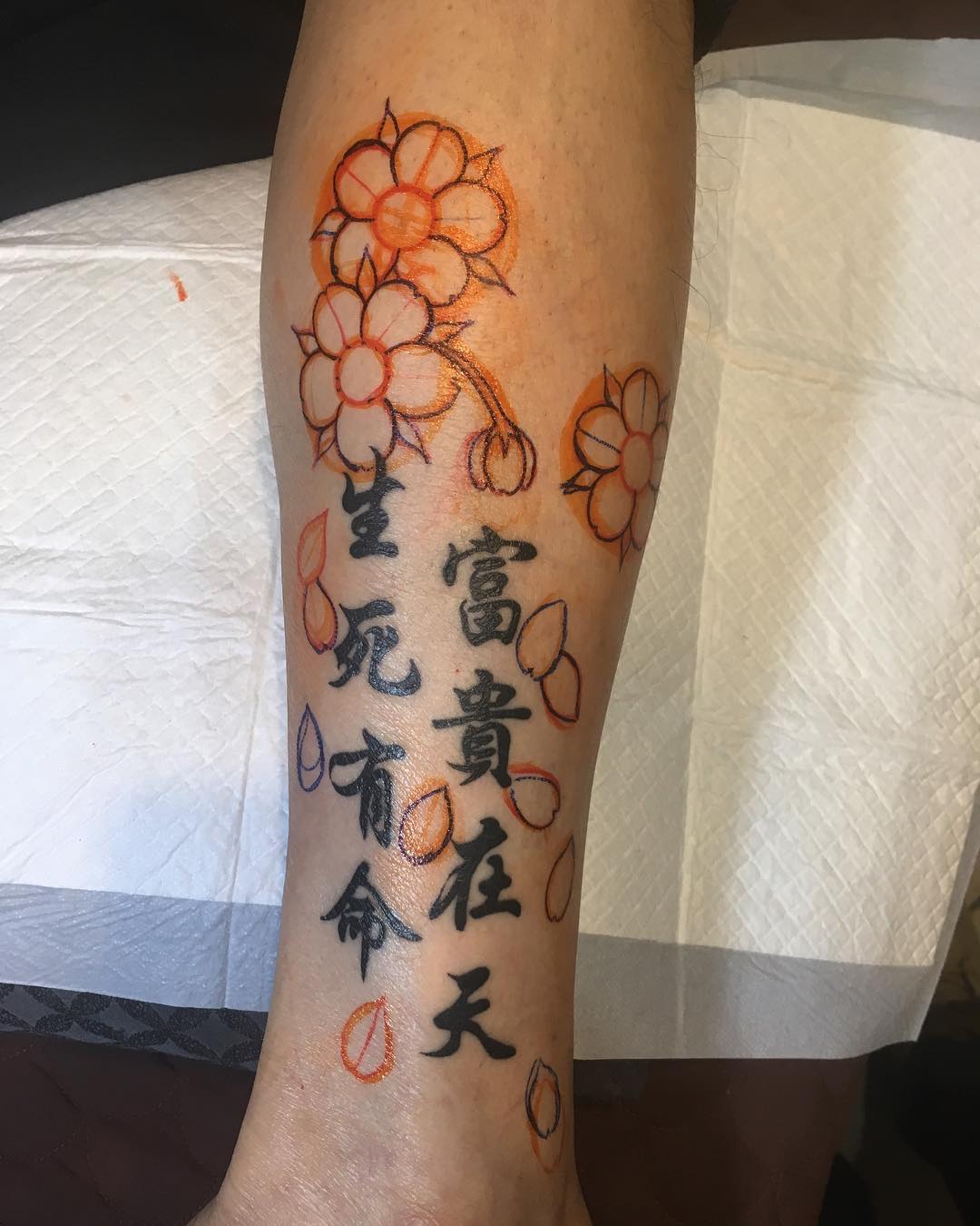 某龙虾店老板终先生小腿樱花汉字纹身图案